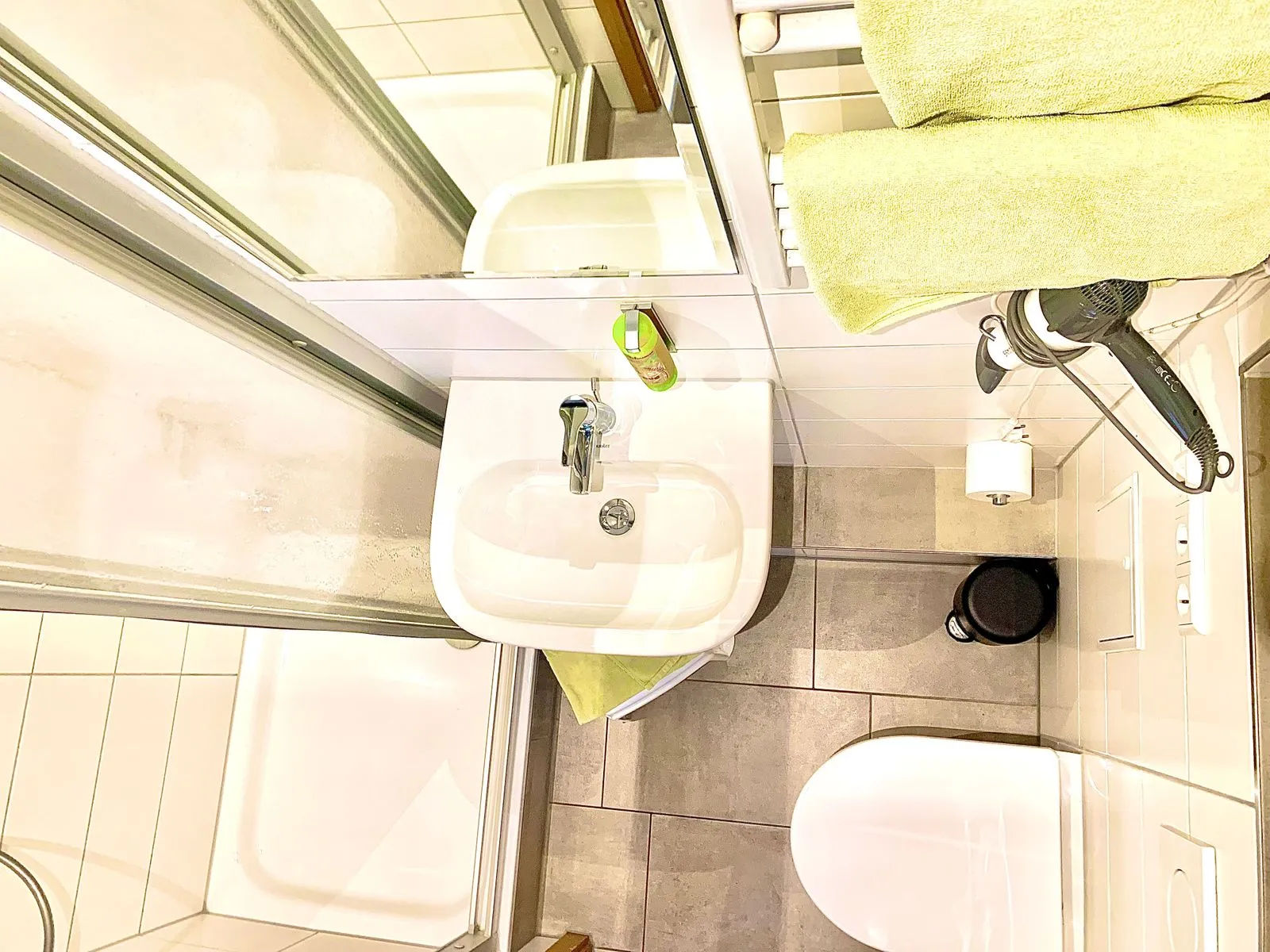 Neues Bad mit Dusche und WC