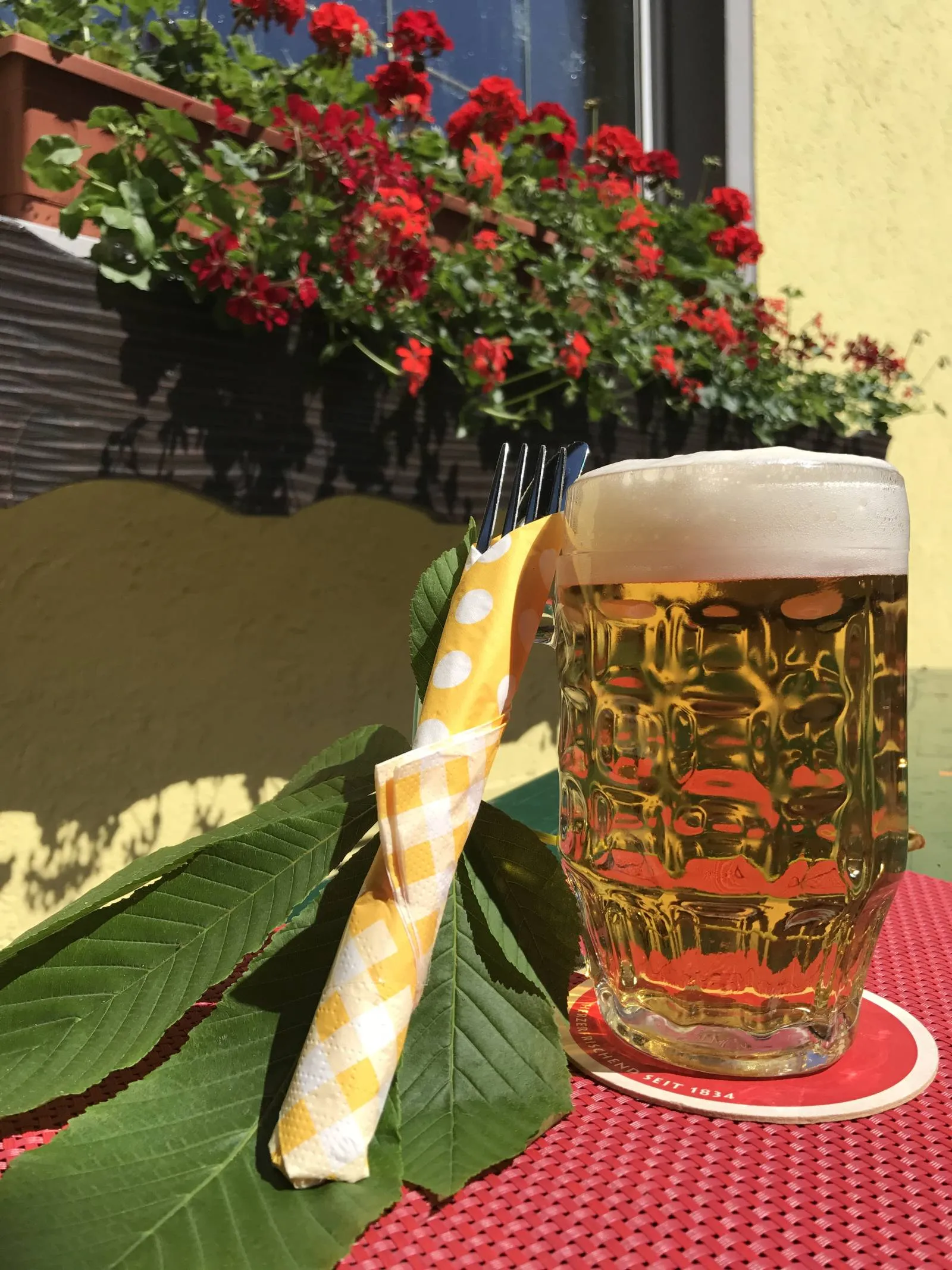 Frisch gezapftes Bier im Biergarten