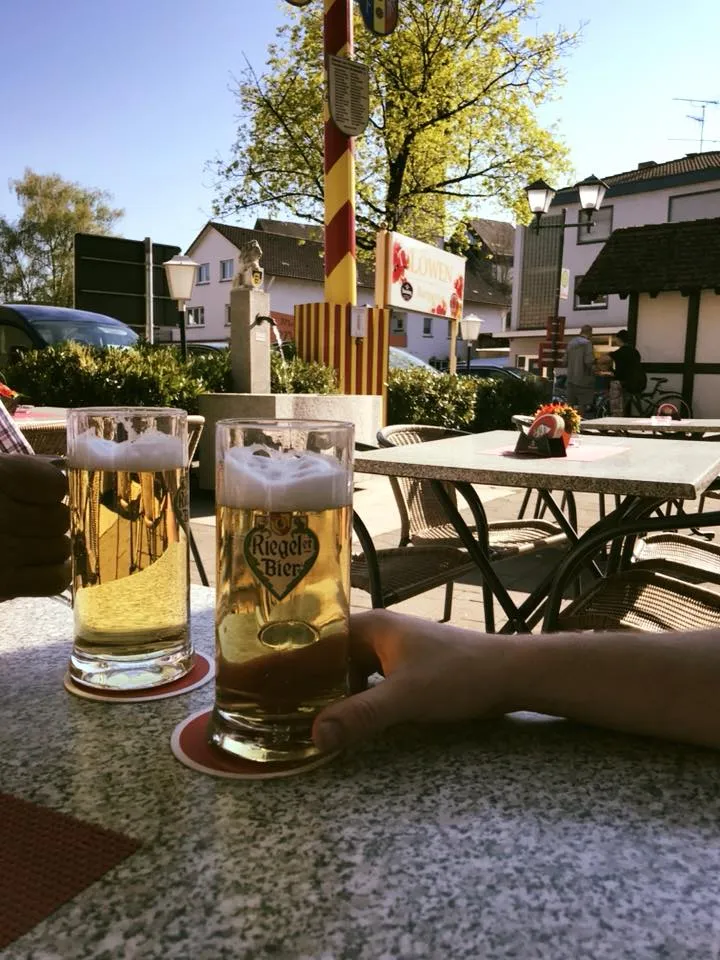 Zwei Biergläser auf einem Tisch im Garten