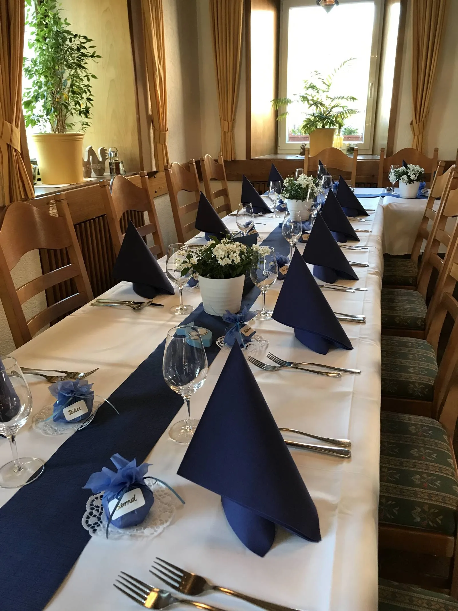 Tafel mit dunkelblauen Servietten