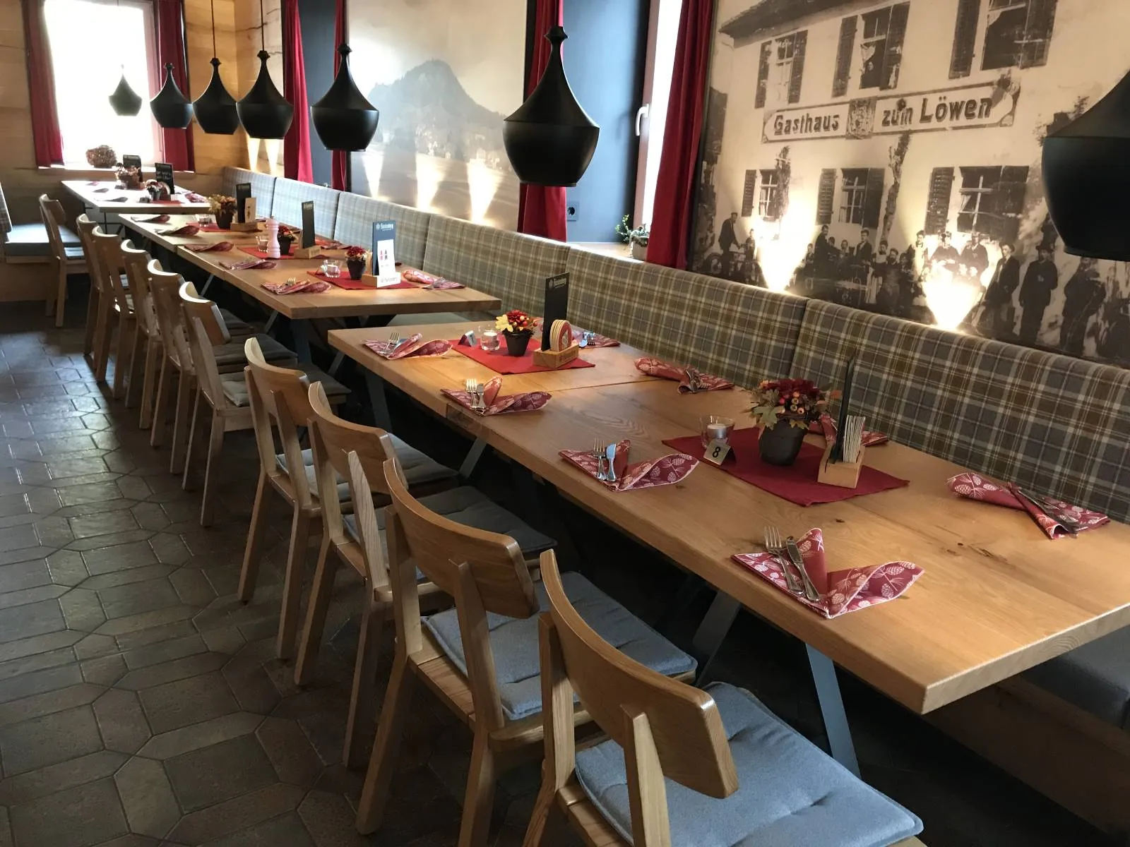 Saal mit langen Tischreihen