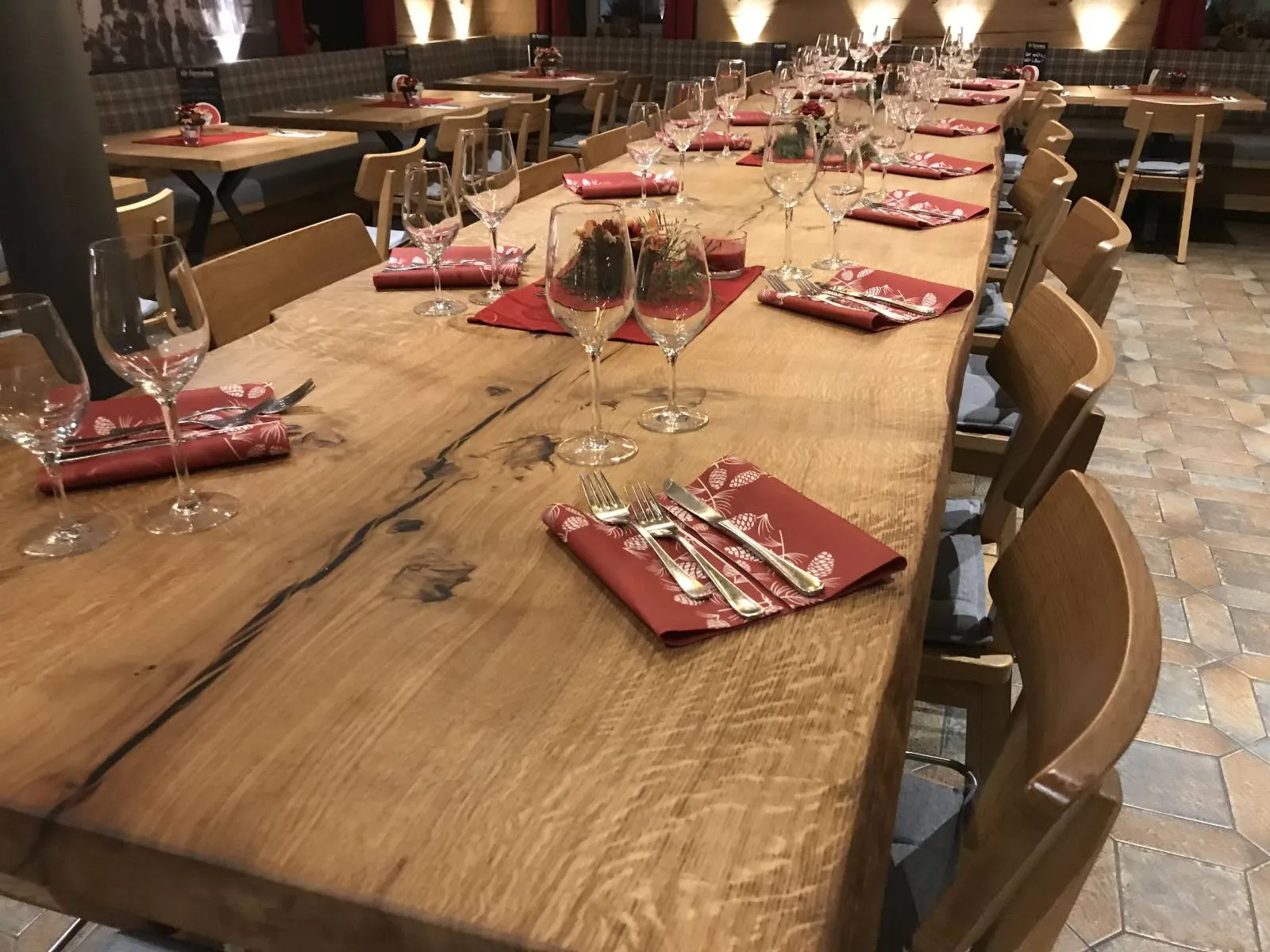 Festlich gedeckte lange Tafel im Löwen