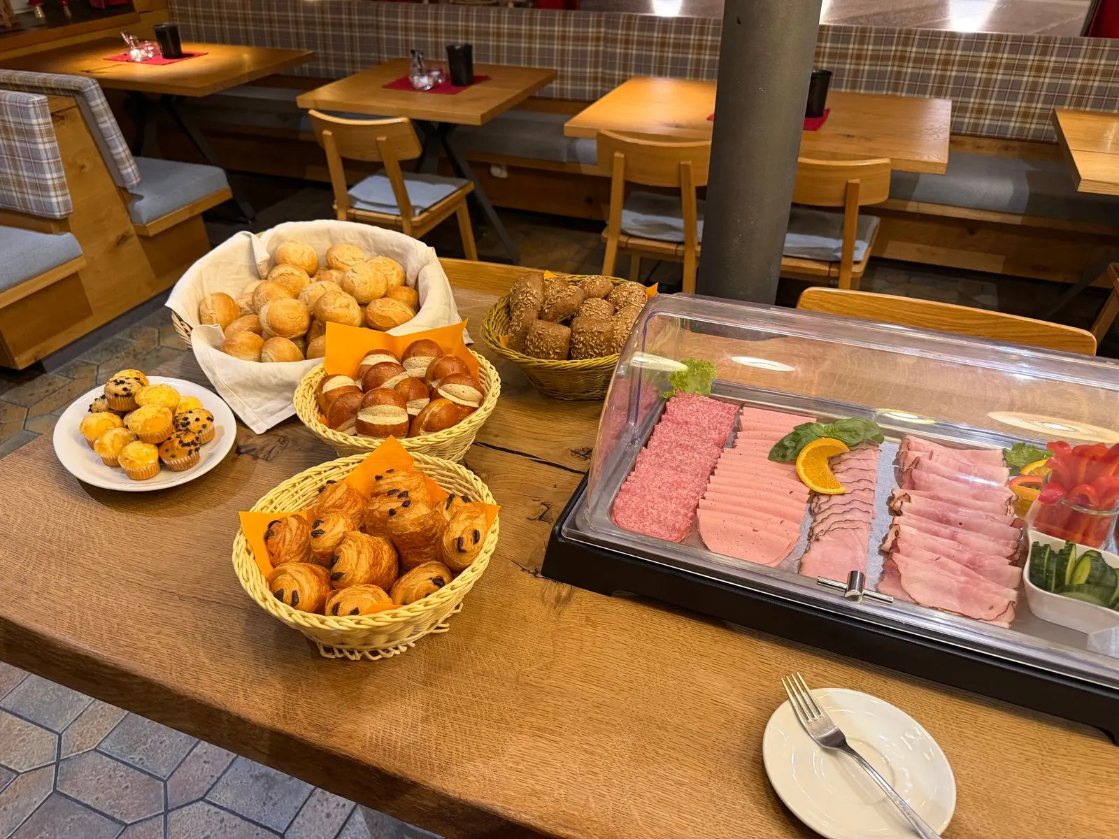 Brötchenkörbe am Frühstücksbuffet