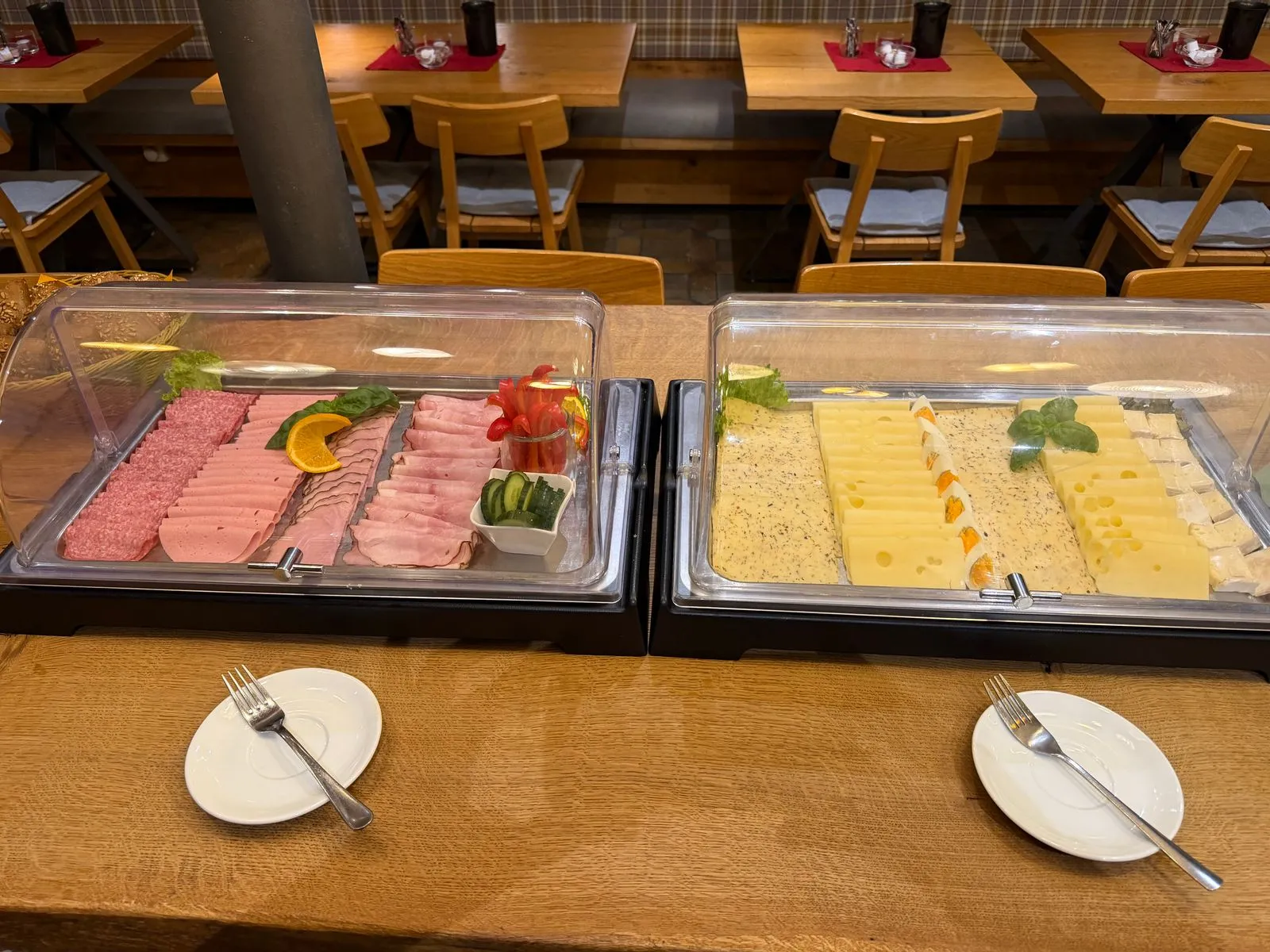Wurst- und Käseauswahl am Buffet