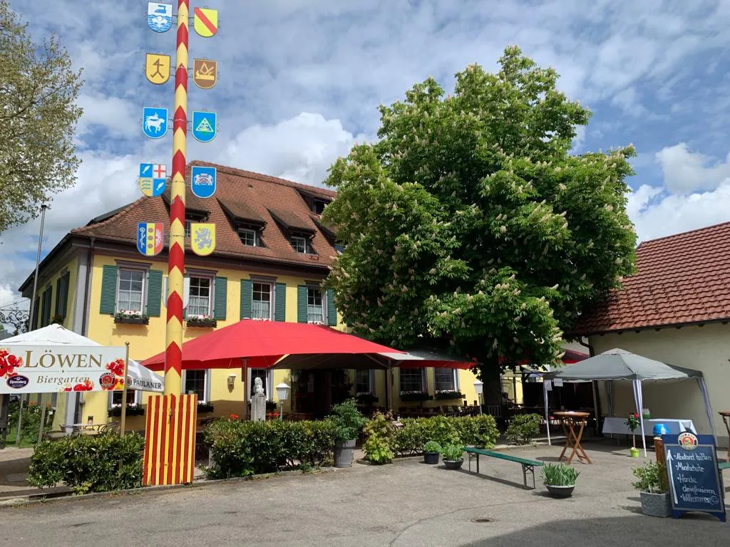 Biergarten unter der großen Kastanie vor dem Löwen