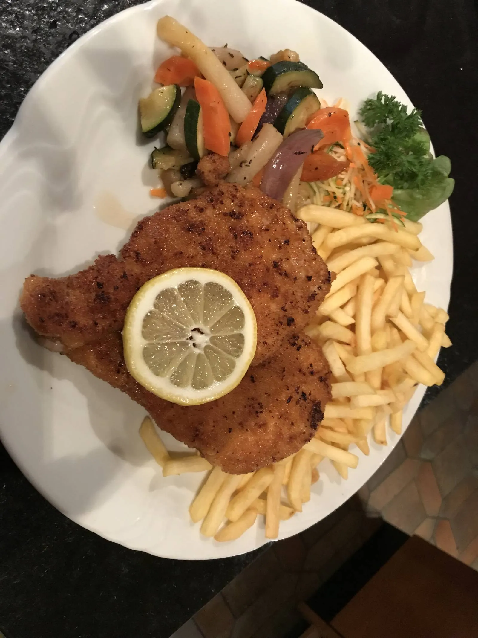 Schweineschnitzel Wiener Art mit Pommes und Zitrone
