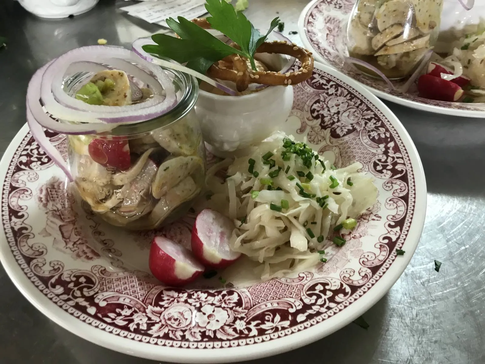 Weißwurstsalat im Glas mit Brezel und Krautsalat