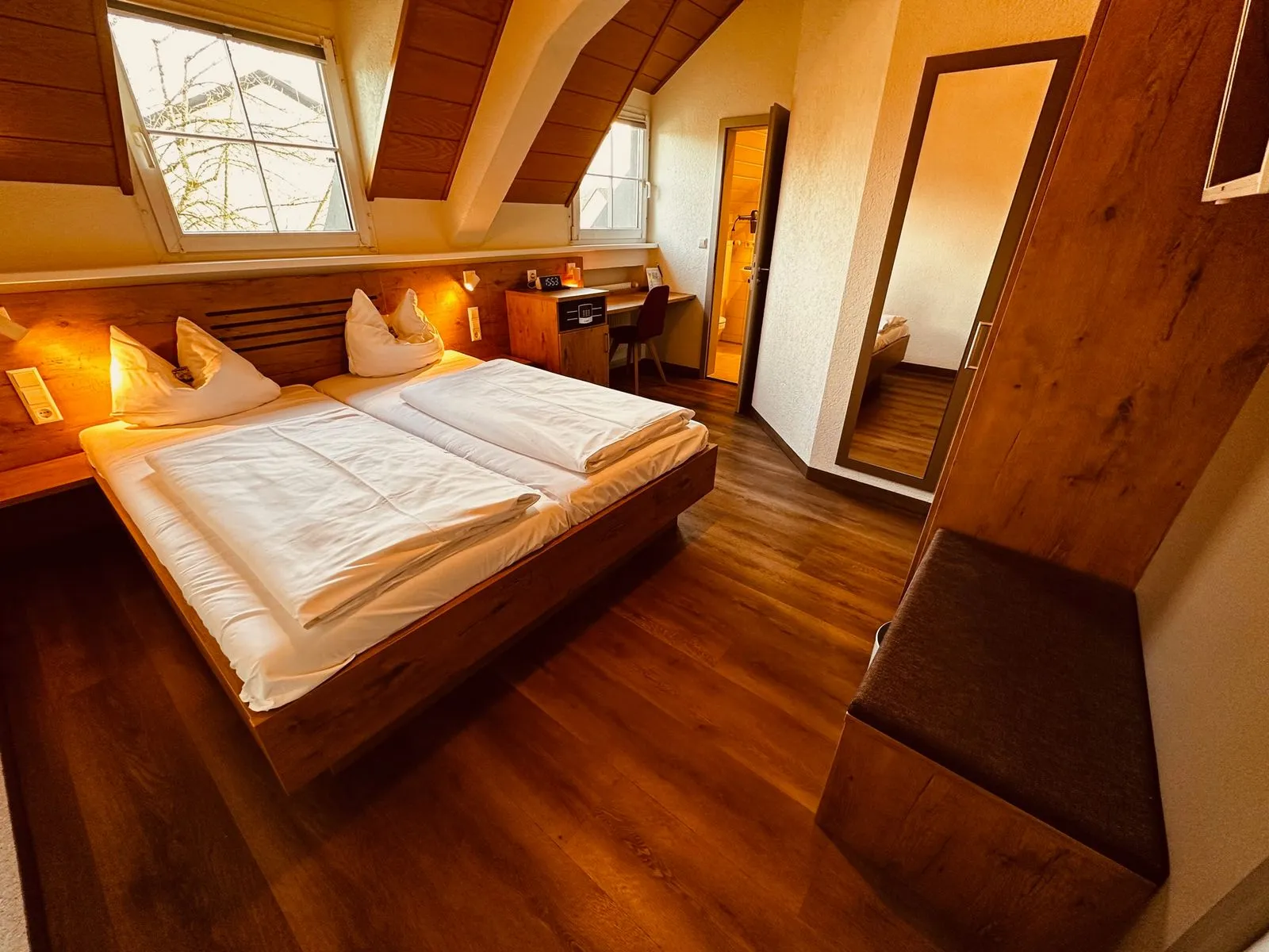 Doppelzimmer unter dem Dach mit Holzdecke und Eichenmöbeln